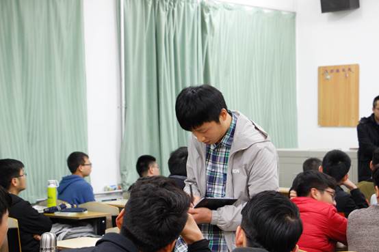 助理导师与员工交流2