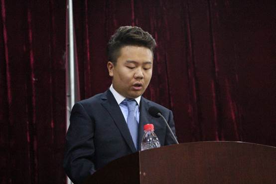 在校生代表李宝康发言
