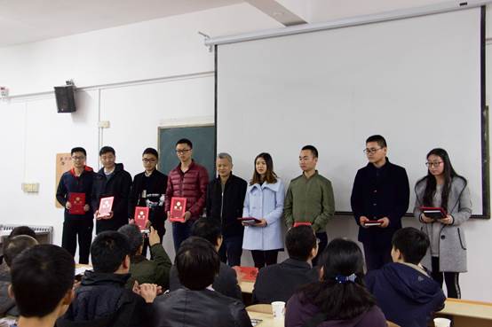 邓经理为助理导师颁发证书