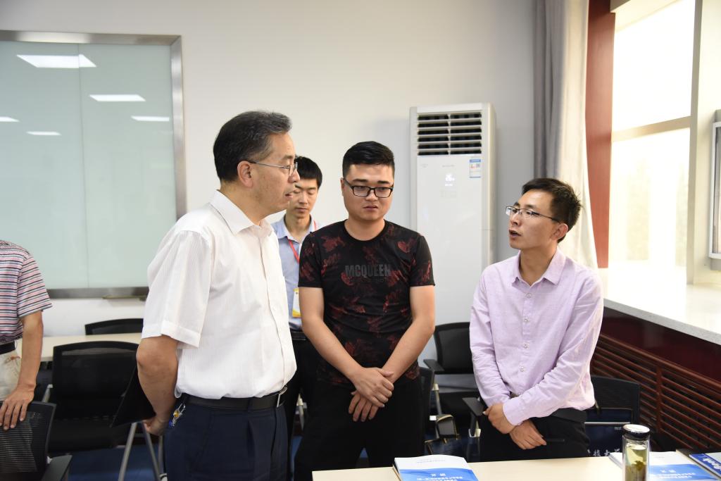 李树刚副董事长与长武煤炭工业局学员交谈